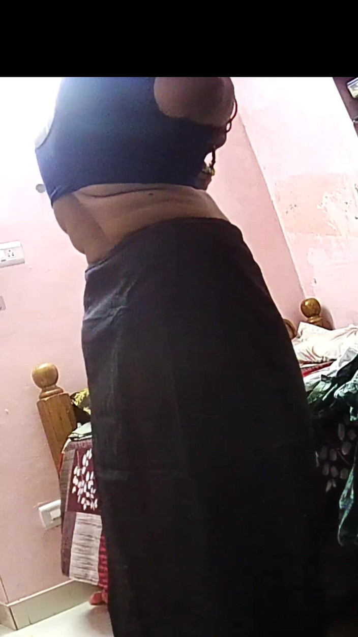 Black & white desicat: Bà nội trợ nóng bỏng gợi cảm thay váy mặc...