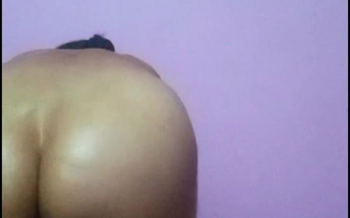 Sexy gunjan: India madura masajea todo su cuerpo con aceite y se...