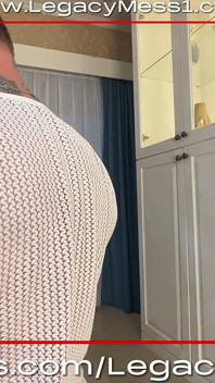 Shemale Asia kecil molek seksi hampir tidak sah berkongkek dengan bintang lucah berpantat besar dengan kote hitam besar