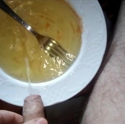 Sex hub male: ジョンは2つの皿に放尿している