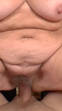Pulchna gilf na wysokich obcasach zostaje uderzona
