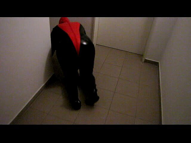 Anna Devot: 라텍스 수트를 입은 펫플레이