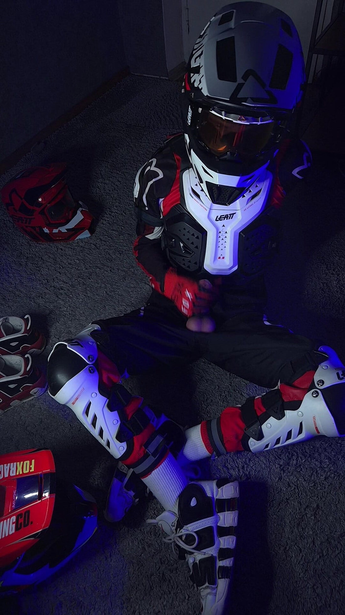 Sneakersmax98: Biker miang bermain dengan batangnya