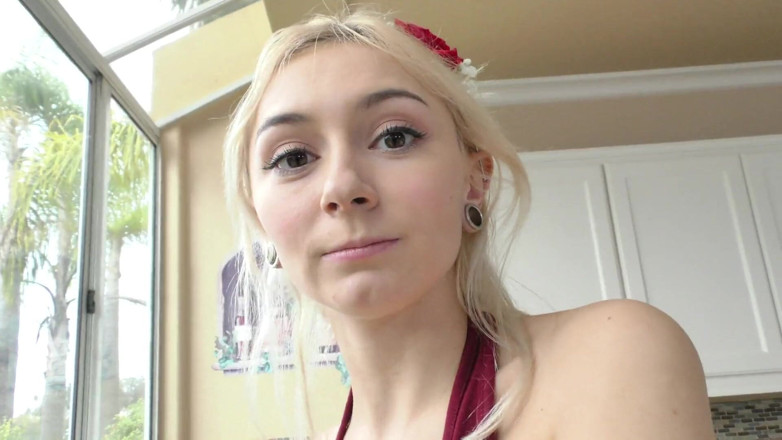 Perv Milfs n Teens: La bite de son beau-père de Chloe Temple est plus...