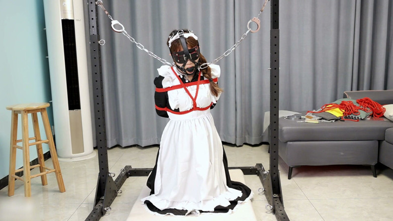 Asian bondage: Różne kajdanki pokojówki