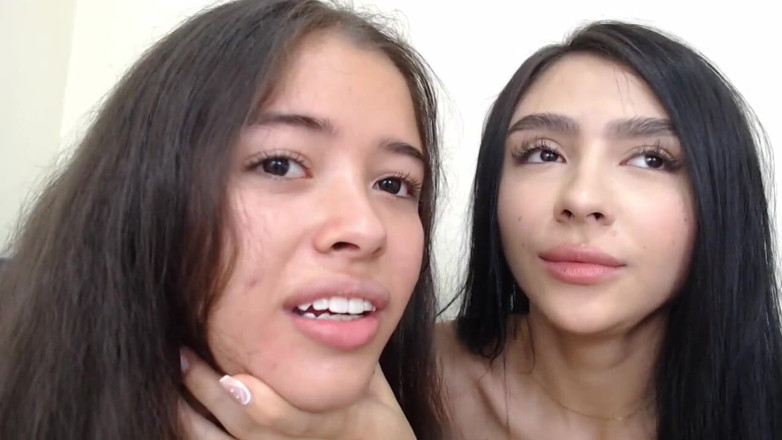 Teen amateur Latinas: Uczennice liżą kutasa i smakują swoje języki podczas dzielenia się śliną