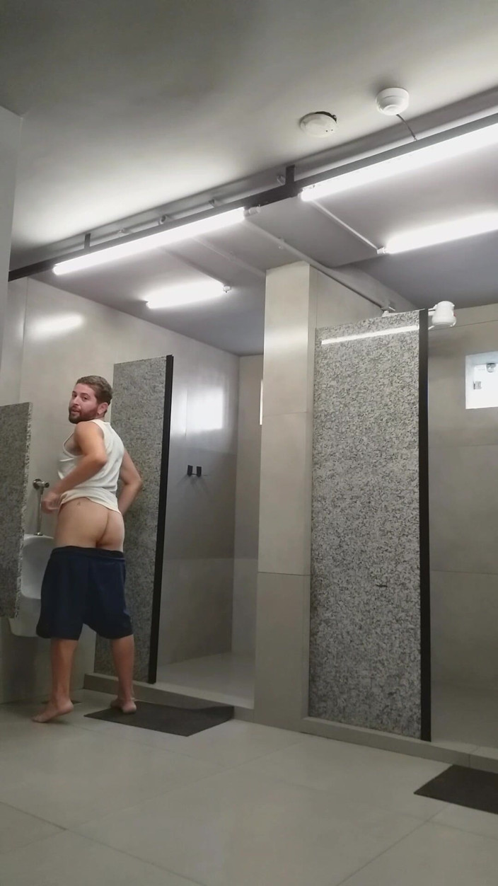 Marcosninfo: 我差点在健身房的洗手间里炫耀，男生们看到了。