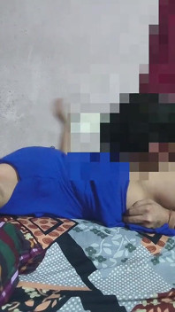 La figliastra sexy del capo fa un pompino e cavalca un cazzo nella stanza