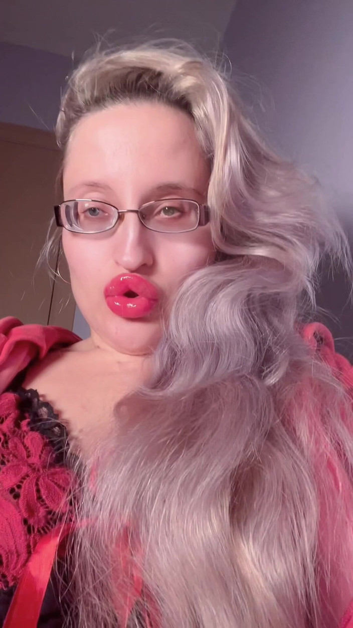 FinDom Goaldigger: Bimbo Red Lipgloss urzekła