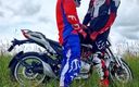 Sneakersmax98: Garotos quentes de motocross gozam perto de motocicleta