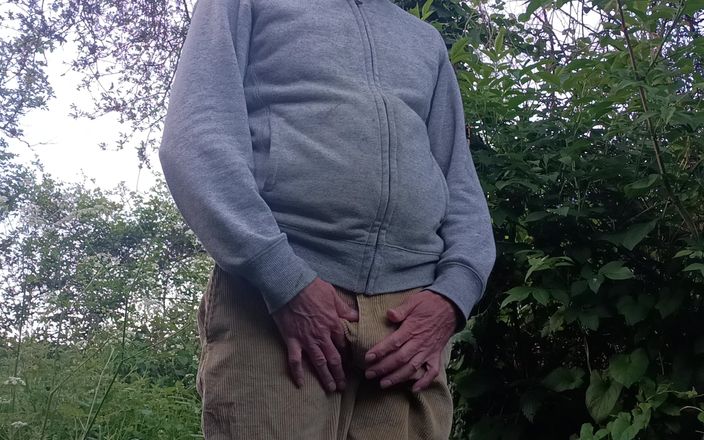 Rockardglans: Pantalon pisse, branlette dans les bois avec des cordes - papa...