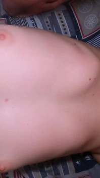 Je baise ma demi-sœur et éjacule sur ses petits seins !