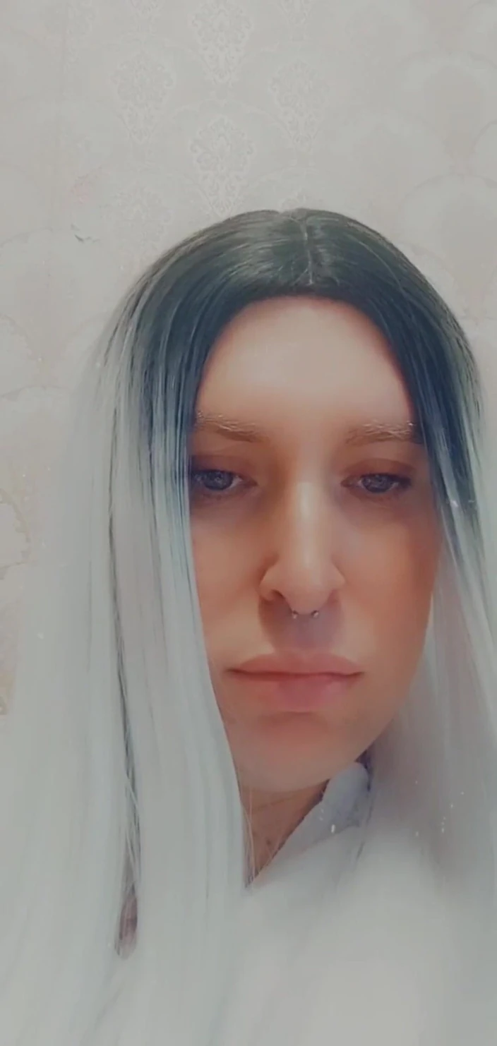 Bonnie Phoenix: Une belle trans se masturbe