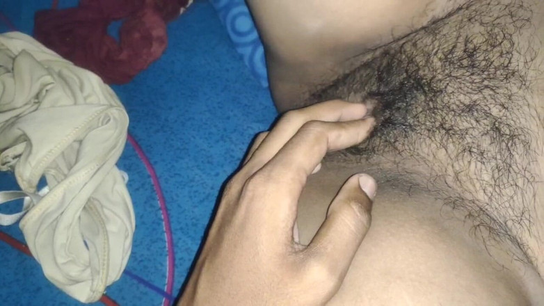 Onlyitg: Seksi karımı sert sikiyorum. Çok sert. Romantizm istiyor, ön sevişme göğüslerini parmaklıyor...
