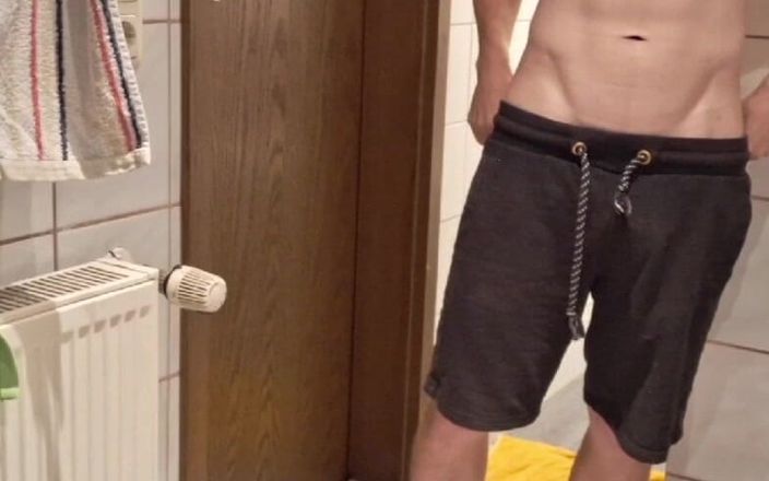 ShyBoy: Masturbazione nel bagno del mio amico. Speriamo che nessuno mi...