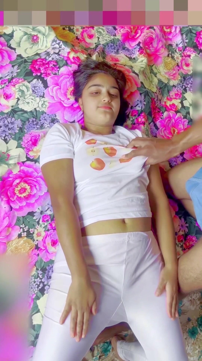 Your_aisha: 美丽的印度德西女孩的紧致阴户操逼，XXX 性爱视频第一次做爱