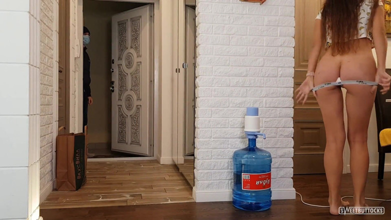 SweetButtocks: Prank Without Panties with a Delivery Guy