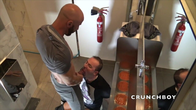 Sex humiliation with french lads: Tuvalette seks aşağılaması