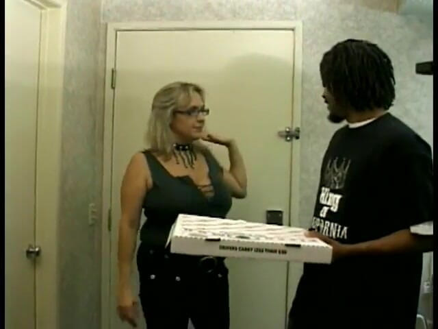 First Black Sexperience: Czarny facet pracujący jako dostawa pizzy zapewnia znudzonej starszej pani...