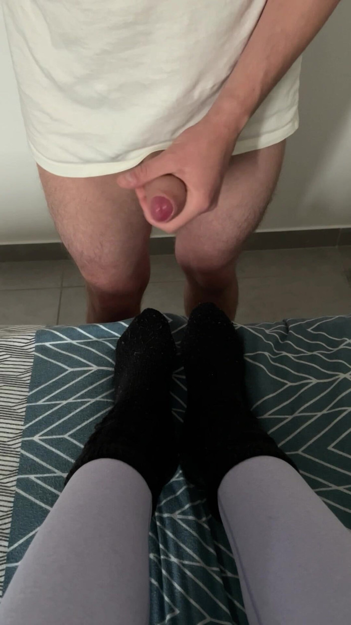 Frenchsockjob: Après le Sport... Mes chaussettes noires ont attiré son attention