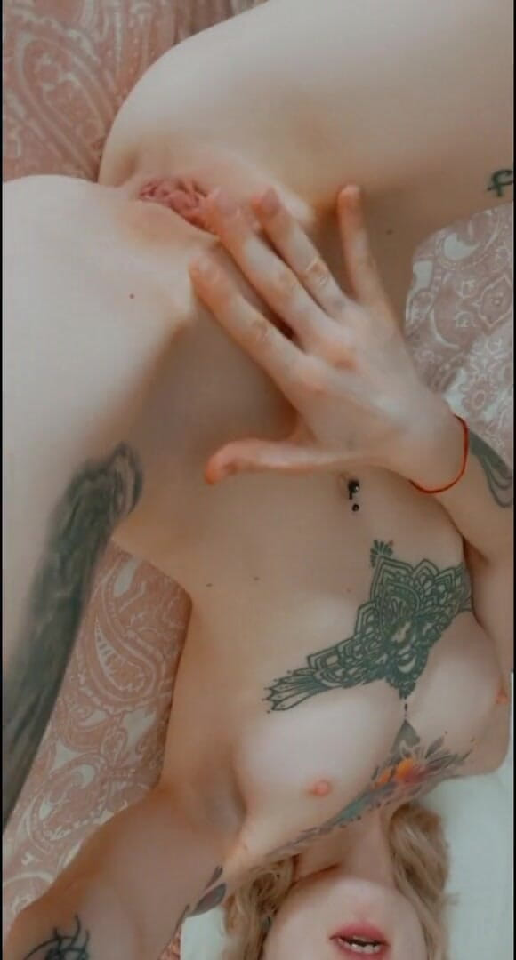 Karneli Bandi: Hot nude petite girl