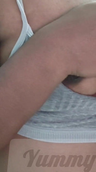 La moglie sudamericana yummy sunitha si fa una scopata da sola e le tette esposte