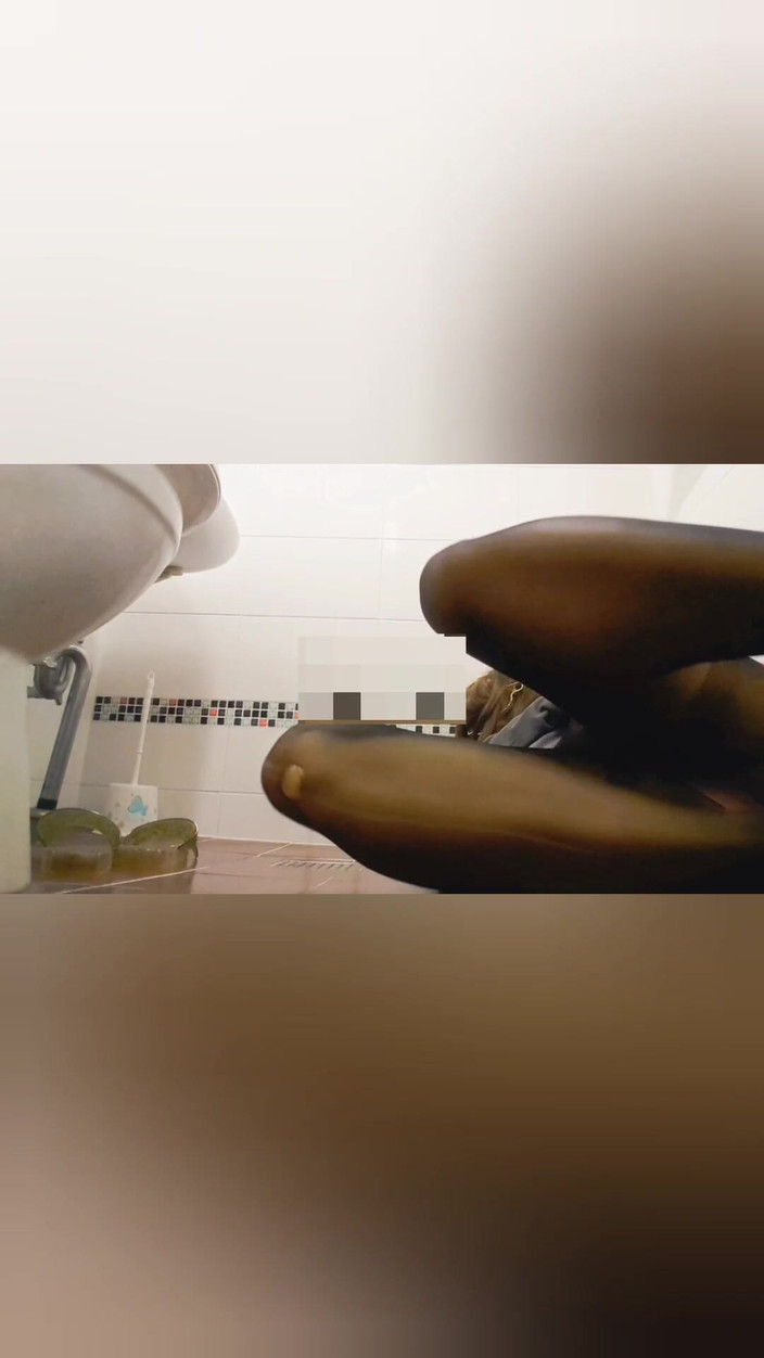 Harinni: Asiatică tânără în ciorapi negri cu un vibrator de la distanță și...