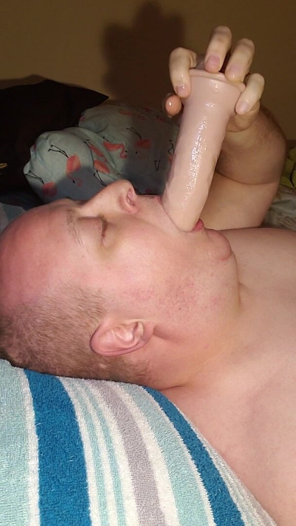 Charlieboy69: Wciąż głębokie gardło ogromny dildo