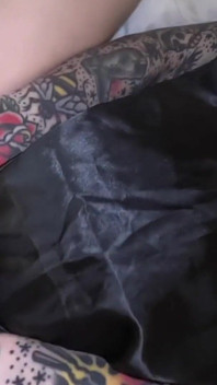 Une femme enceinte rembourse sa dette mafieuse pour son mari