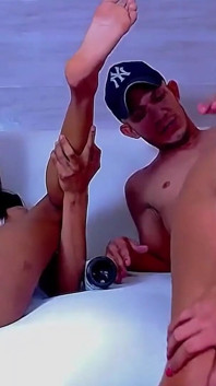 Lésbicas fazem um grande show de sexo enquanto seus amigos fodem