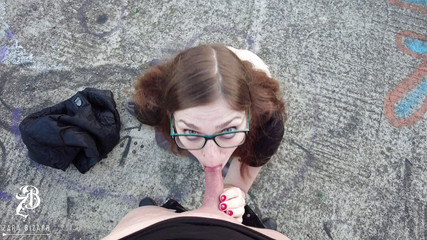 Zara Bizarr: Bắn tinh khổng lồ ngoài trời vào mặt, đầy trên kính!