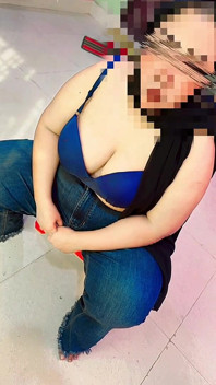Moslima Arabische schattige bbw hete universiteitsmeisje kleedt zich uit en topless bubbelgumfetisj met enorme tieten spelen