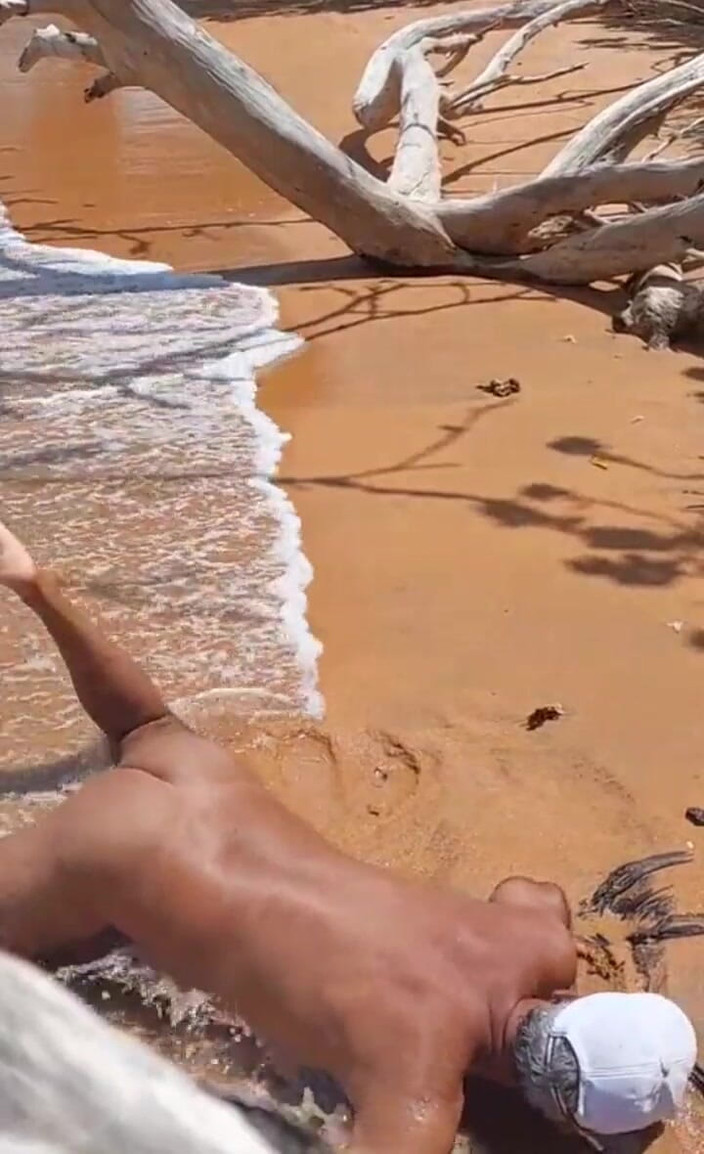 Ladysilvas: Ladysilva Crossdresser在海滩上想要继父的屁股