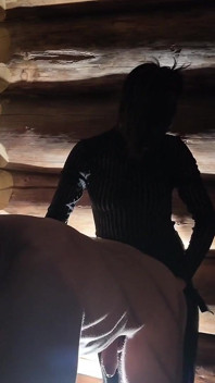 Dunkles pegging auf der treppe mit einem rosa dildo