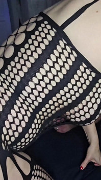 Una miLF amatoriale ama giocare con il suo corpo e dopo di quello viene scopata dal suo marito