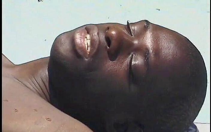 Gays Case: Anh chàng da đen cúi xuống để được đụ ướt át trong hồ bơi