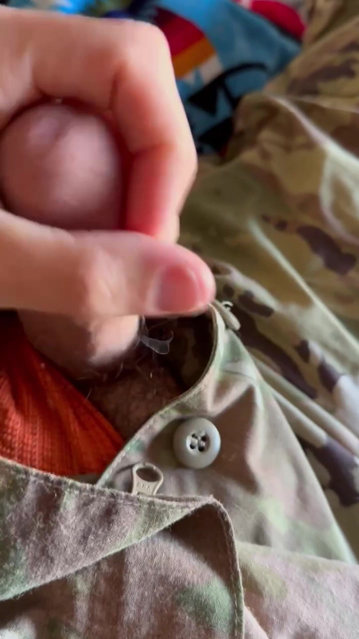 Gay Soldier Stuff: Армійський солдат дрочить у помаранчевому шкарпетку, який він носив під уніформою, і налаштовував для послідовника