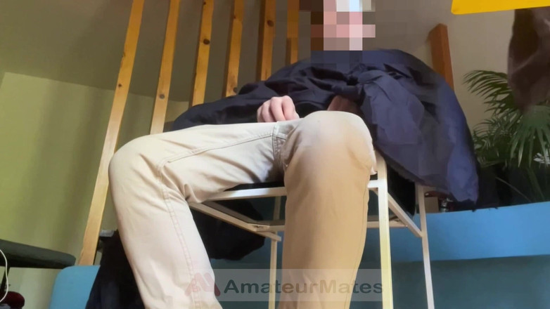 AmateurBoysPissing: Il ritorno del barbiere intimo: questa volta viene a casa...