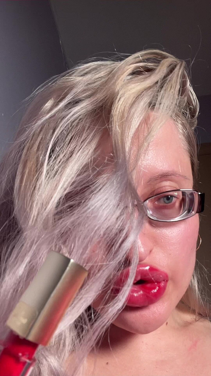FinDom Goaldigger: 丰满的眼睛巨乳假阳具口交lipgloss joi