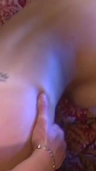 Une fontaine blonde squirteuse explose pendant une baise intense
