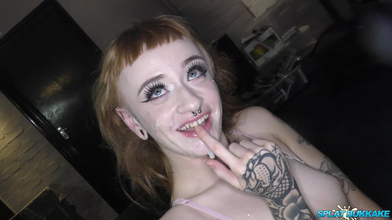 Bukkake team: 一个苗条的纹身少女取悦房间里的每一根鸡巴