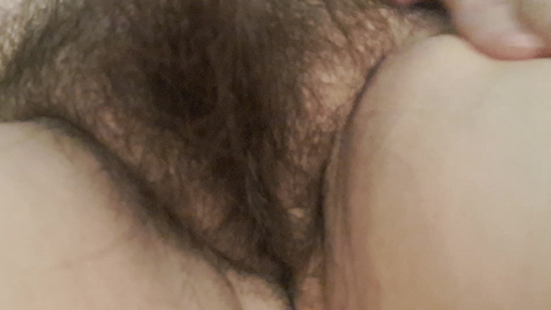 Mommy big hairy pussy: ママのアソコはとても毛深くて太っています