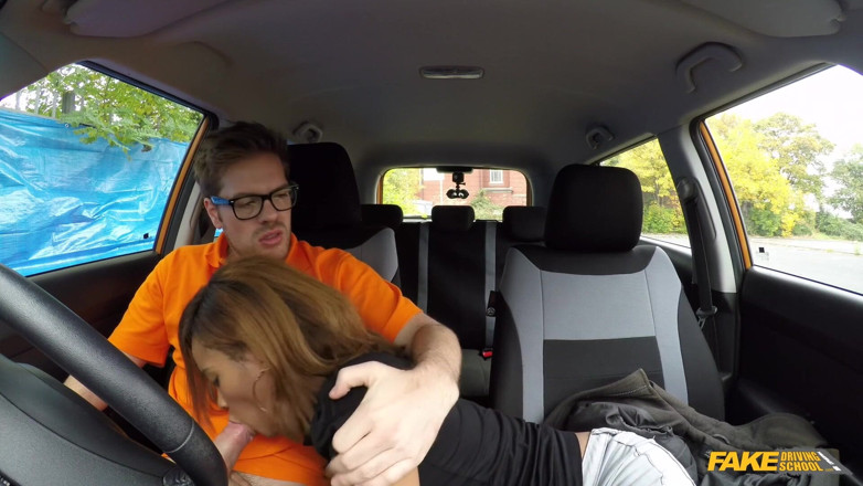 Fake Driving School: Facultatea de conducere falsă - superba Kiki ia muie în bancheta din...
