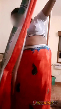Latha si istri super semok india lagi pamer tubuh bugilnya sambil pamer pantat bahenolnya!