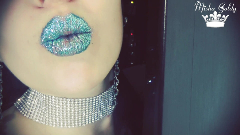 Goddess Misha Goldy: Bibir glittery biru berbau &amp; menyembah