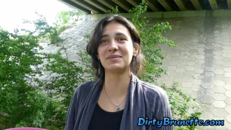 Dirty Brunette: วิดีโอยาว ภรรยาสลัตดูดควยในรถ ดูดสองควยใต้สะพาน แล้วโดนสามีกับเพื่อนเย็ดซ้ำๆ ไม่หยุด