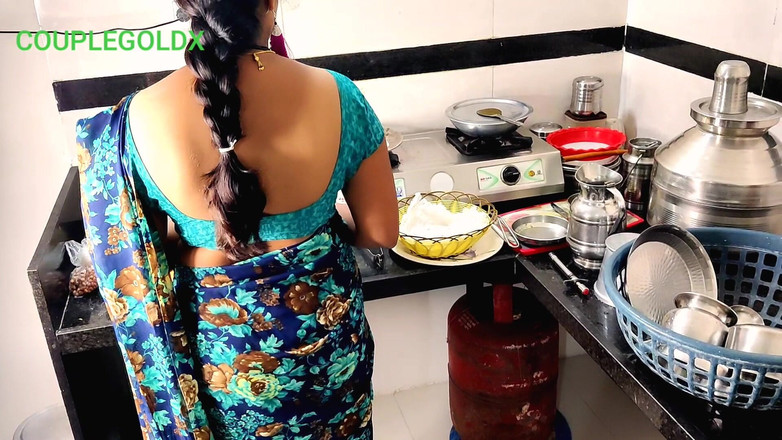 Sexy Komal: Sexo na cozinha: madrasta está sentada para comer comida até...