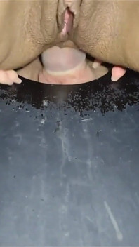 Ho scopato duramente nel gloryhole mentre il cornuto filmava