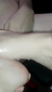 Footjob berkaki kaki tanpa alas kaki dan berminyak dengan cumshot yang hebat