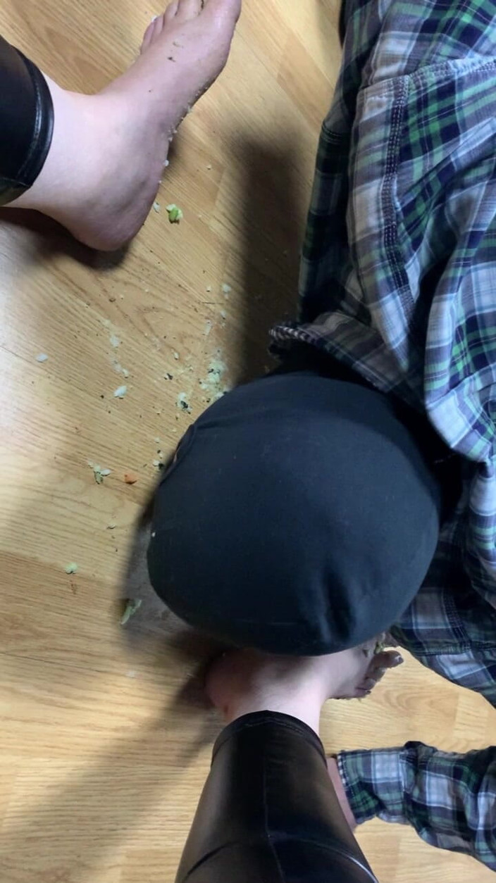 Maitresse Clara: Il Prend Son Repas Grâce À Mes Pieds…